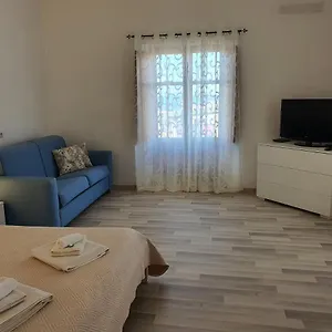 La Palmas Nel Centro Di Malfa (Salina)